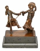 Kl. Bronze Tanzendes Paar, wohl Wien um 1900. Hellbraun patiniert. In bewegtem Stand m. auf-