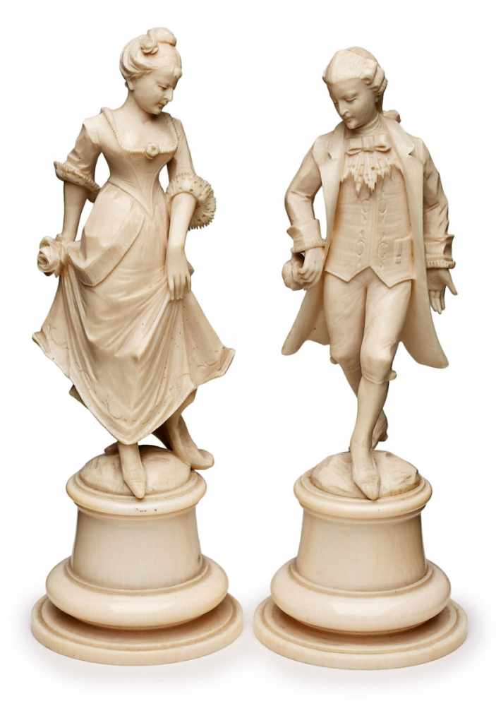 Paar Figuren "Galantes Paar", Rokoko-Stil um 1900. Elfenbein, vollrd. geschnitzt. Elegent gekleidete