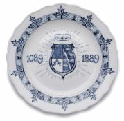 Meissen Jubiläumsteller "800 Jahre Wettiner", dat. 1889. Flache, rd. Form m. leicht schräger Fahne