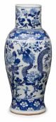 Gr. Vase mit Drachendekor, China wohl 20. Jh. Porzellan m. Blaumalerei-Dekor. Schlanke Amphore m.