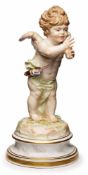 Amor "Naseweiß", Meissen um 1900. Standfigur m. Köcher, d. Hände m. ausge- streckten Fingern frech