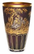 Vase mit Galanterieszene, wohl um 1950. Violettes Glas, außen mattiert, m. Dekor in Gold u.
