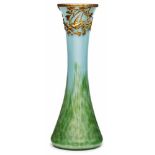 Stangenvase mit Montierung, wohl Frankreich um 1900. Farbloses Glas m. grüner Pulvereinschmelzung,