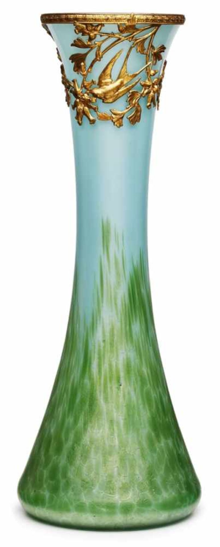 Stangenvase mit Montierung, wohl Frankreich um 1900. Farbloses Glas m. grüner Pulvereinschmelzung,