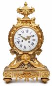 Pendule, Louis XVI.-Stil, Paris Ende 19. Jh. Bronze, matt- u. glanz-vergoldet. Gr. Emaille-