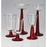 Satz von 5 versch. Gläsern der "Trinkglasserie mit rubinroten Füßen", Anf. 20. Jh. Entw.: Peter