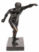 Bronze "Borghesischer Fechter", Ende 19. Jh. Dunkel patiniert. Stark bewegter, männl. Akt in breitem