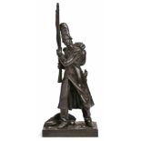 Bronze Schreitender Grenadier, Frankreich 19. Jh. Schwarz patiniert. Wachsam in Schrittstellung,