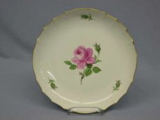 Runde Gebäckschale, Meissen wohl 1970. II. Wahl. Dekor "Rote Rose", Goldrand. Form "Neuer