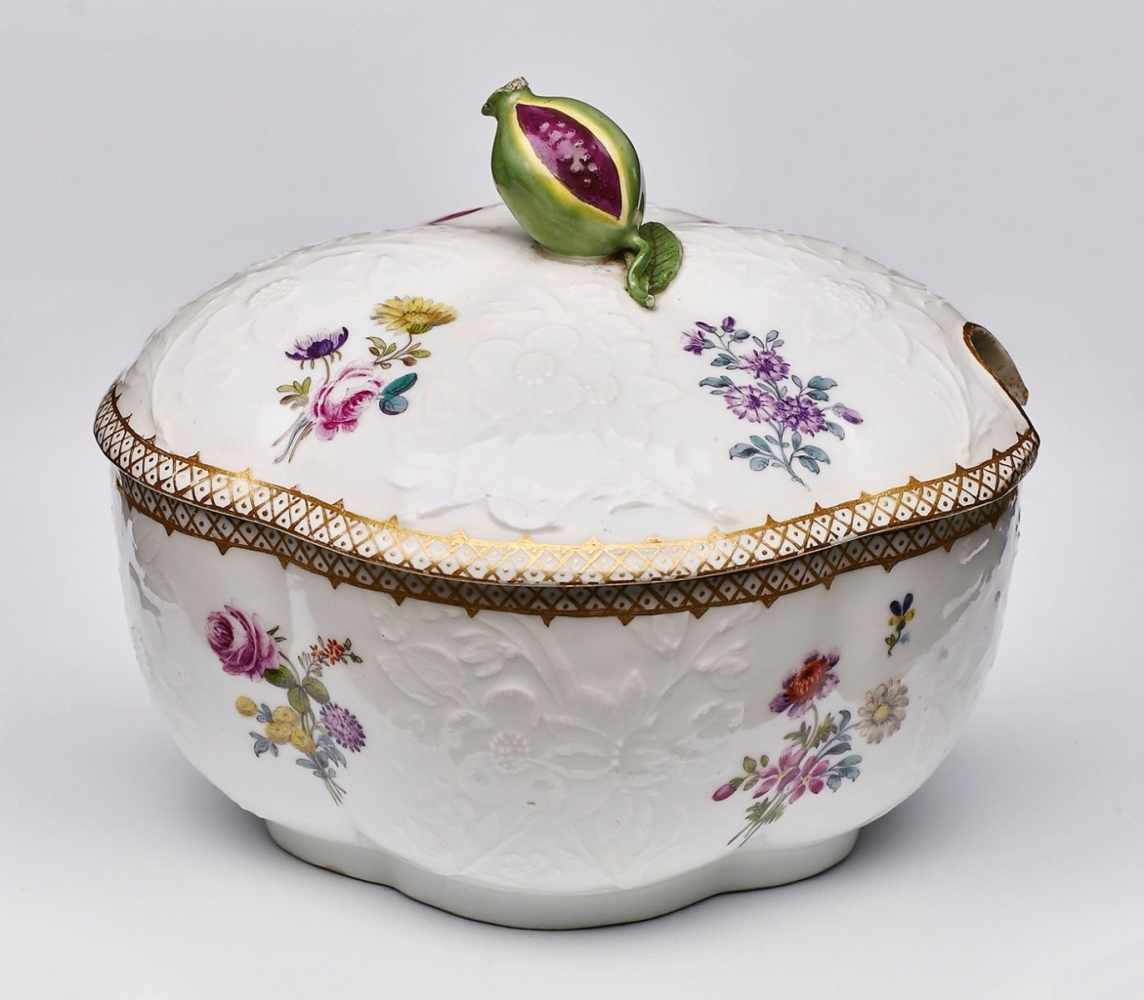 Zuckerdose, Meissen um 1750. Vierpassige, leicht gewölbte Form, auf Wandung u. Deckel m.