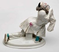 "Pierrot" aus dem Russischen Ballett, Meissen um 1915. Entw.: Paul Scheurich. Sich in knieender Pose