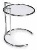 Beistelltisch nach Eileen Gray "Adjustable Table" verchromtes Gestell, Glasplatte. Ungemarkt. H.