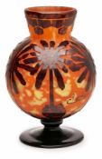 Kugelige Vase, Schneider um 1928. Modell "Cocotiers" m. orange-gelber Pulverein- schmelzung in
