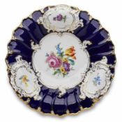 Prunkschale, Meissen Pfeifferzeit (1924-'34). Rd. Form m. leicht gewölbter Fahne m. kobalt- blauem