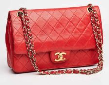 Handtasche Chanel, Ende 20. Jh. Rotes, gestepptes Leder. Ketten-Schulterriemen, 2-fach Klappe, innen