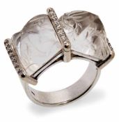 Ring 18kt. WG m. 2 Bergkristallen (1 def.) u. kl. Diamanten