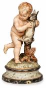 Vase "Der gestohlene Hase", wohl deutsch um 1900. Heller Scherben, bunt glasiert. Putto im Lauf-