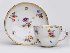 Tasse mit UT, Meissen um 1880. Form "Neuer Ausschnitt", Tasse m. gedrehtem Asthenkel. Beide Teile m.