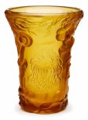 Vase "Meeresgrund", wohl Frankreich um 1930. Bernsteinfarbenes Glas, in d. Form gepresst,