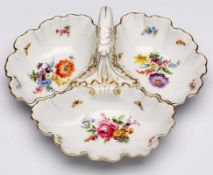 Kabarettschale, Meissen um 1940. 3 dicht beieinander stehende Muschelschalen m. zentr., rd.