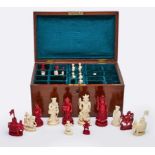 Satz Schachfiguren, China/ Kanton um 1880. Elfenbein geschnitzt, hälftig rot gefärbt. Fein ge-