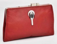 Clutch, Art-Deco, England um 1930. Rotes Leder, verchromtes Metall. Trapezförm. Tasche,