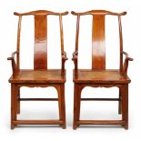 Paar gr. Yoke back armchairs China (Suzhou), 18./ 19. Jh. Ulme massiv u. Ulme furn. Sitz m.