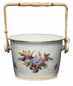 Gr. Cachepot mit Henkel, Meissen um 1870. Weiter, leicht kon. Korpus m. seitl. Käufen. Glatte,