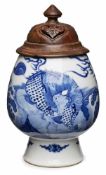 Potpourrivase, China wohl um 1900. Porzellan m. Blaumalerei-Dekor. Kugeliger Korpus auf schrägem