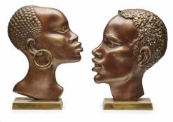 Paar Bronze-Reliefs "Afrikanisches Paar", wohl Mitte 20. Jh. Partiell braun patiniert. Profile in