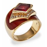 Ring 18 kt GG, braun-rot emailliert mit rautenförmigem rotem Almandin (bestoßen) und Brillanten.