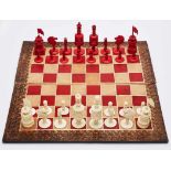 Schachspiel, England wohl Mitte 19. Jh. 32 Figuren aus Bein gedreht u. geschnitzt, hälftig rot