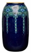 Gr. Vase, Karlsruhe um 1900. Ockerfarbener Scherben, blau glasiert u. grün/ hellblau/ weiß