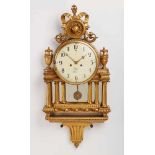 Louis-XVI-Stil-Pendule, Frankreich Mitte 19. Jh. Holz geschnitzt, vergoldet. Gr. flach-zylindr.