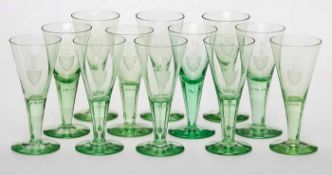 Satz von 12 Weingläsern Lauenstein um 1900. Hellgrün getöntes Glas, Schaft mit 9 eingestochenen