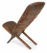 Afrikanischer Stuhl, wohl Elfenbeinküste 20. Jh.Tropenholz (2-tlg.). Hohe gemuldete Rückenlehne,