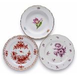 3 versch. Teller Meissen: Blume, Purpur, Indischorange