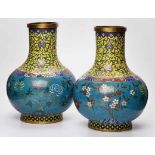 Paar gr. Cloisonné-Vasen, China Ende 18. Jh.Bronze, emailliert. Bauchige Wandung m. hellblauem Fond,