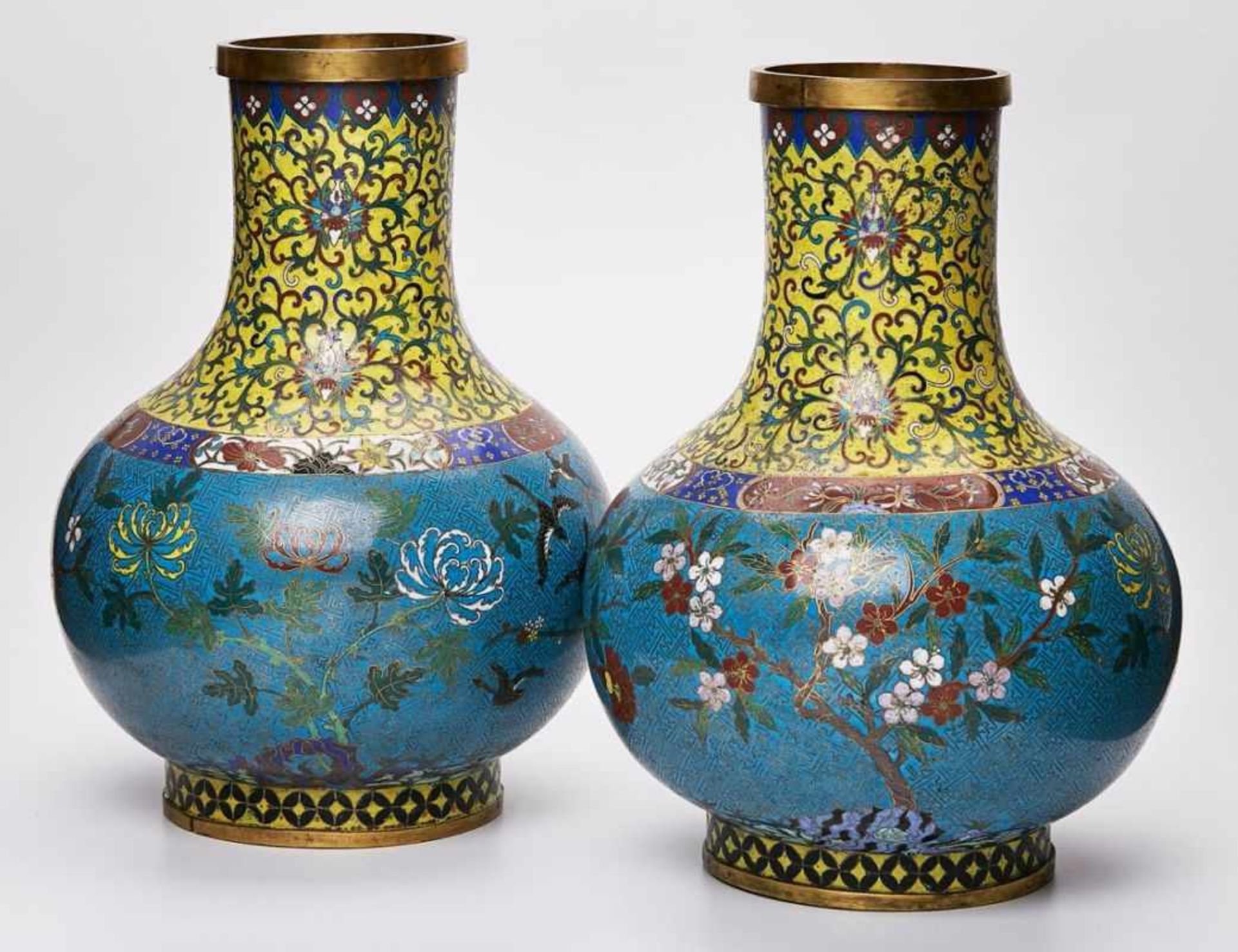 Paar gr. Cloisonné-Vasen, China Ende 18. Jh.Bronze, emailliert. Bauchige Wandung m. hellblauem Fond,