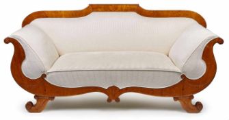 Gr. Biedermeier-Sofa, süddt. um 1825.Geflammte Birke furn. Gestell mit nach aussen geschweiften