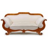 Gr. Biedermeier-Sofa, süddt. um 1825.Geflammte Birke furn. Gestell mit nach aussen geschweiften