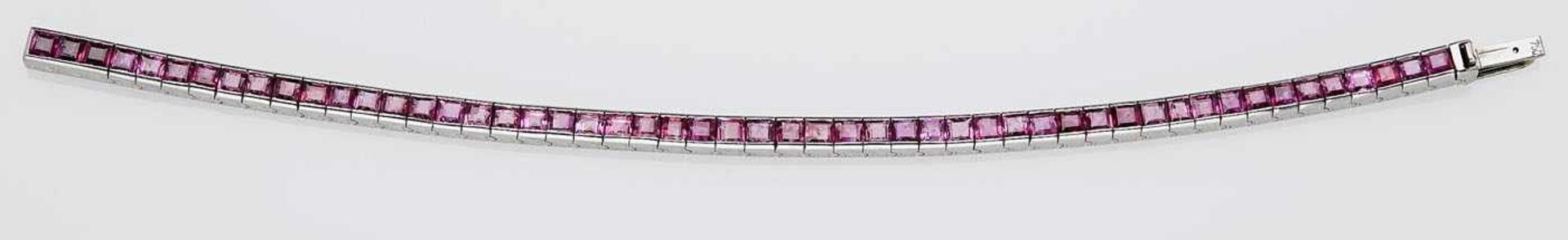 Rubin-Rivierearmband18 kt WG besetzt mit 52 Rubin-Carées, Rubine teils leicht bestoßen. L 18 cm