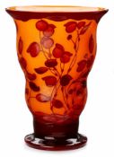 Vase wohl Frankreich um 1920 Orangenes Glas mit braunem Überfang in stilisiertem Beerendekor,