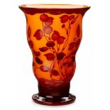 Vase wohl Frankreich um 1920 Orangenes Glas mit braunem Überfang in stilisiertem Beerendekor,