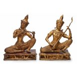 Paar sitzende Tempelmusikantinnen, Siam um 1860-70.Bronze vergoldet u. rot/braun bemalt. Je auf