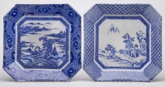 Zwei 8-eckige Platten, China 19. Jh.Blaues Aufdruckdekor. Je im Spiegel m. Flusslandschaft, einmal