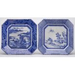 Zwei 8-eckige Platten, China 19. Jh.Blaues Aufdruckdekor. Je im Spiegel m. Flusslandschaft, einmal