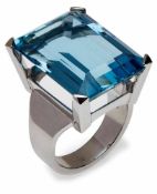 Gr. Aquamarin von ca. 40ct.im Treppenschliff in 18 kt WG-Ringfassung