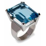 Gr. Aquamarin von ca. 40ct.im Treppenschliff in 18 kt WG-Ringfassung