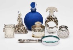 Konvolut 7 Teile, Jugendstil-Glas mit Silber bzw. versilbert Montierung um 1900. 1. Blauer